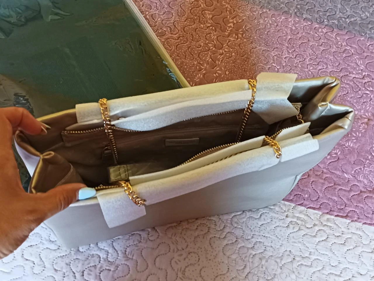 Bolsa Tote Opulence em cor creme com corrente dourada – photo 2